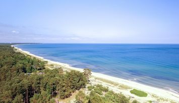 Hus i Yngsjö några meter från Östersjöstrand