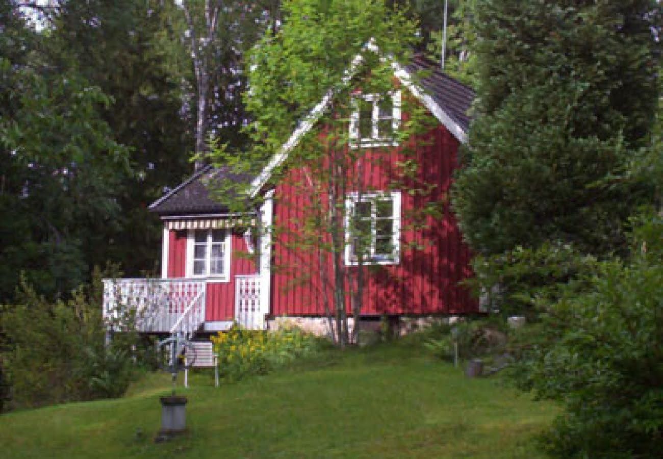 Stuga med båt nära sjö