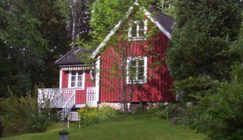 Stuga med båt nära sjö