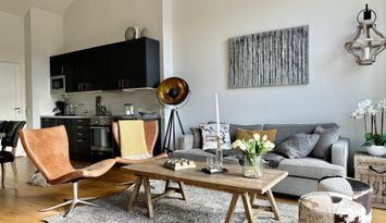 Rymligt parhus i Sadeln i två plan (ski-in/out)