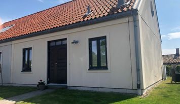 Parhus med tillgång till pool och tennisbana