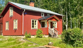 Torp i Bullerbymiljö vid Hölesjön