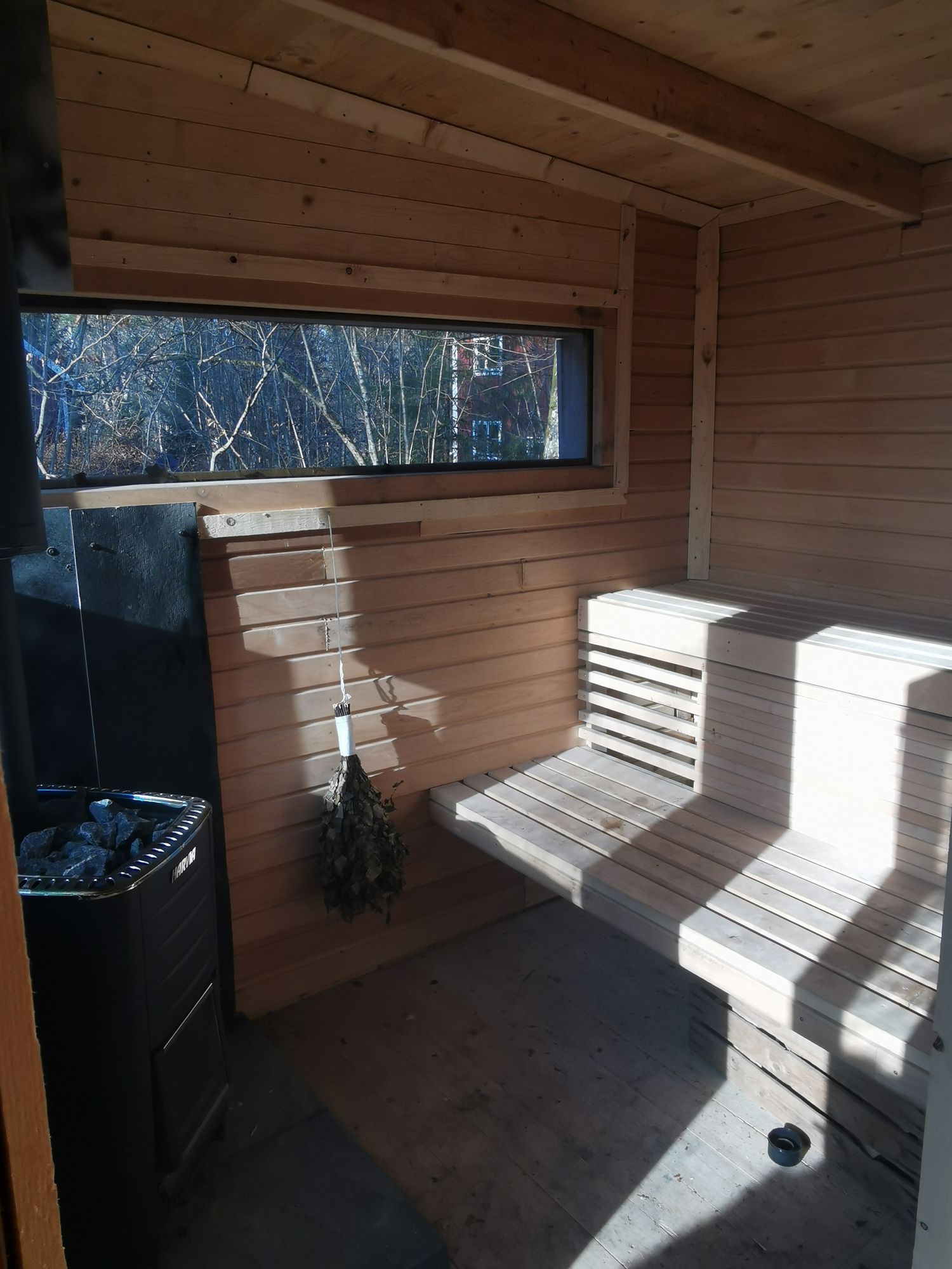 Mysig stuga mitt i bokskogen och stenkast från sjö – bild 23 av 24