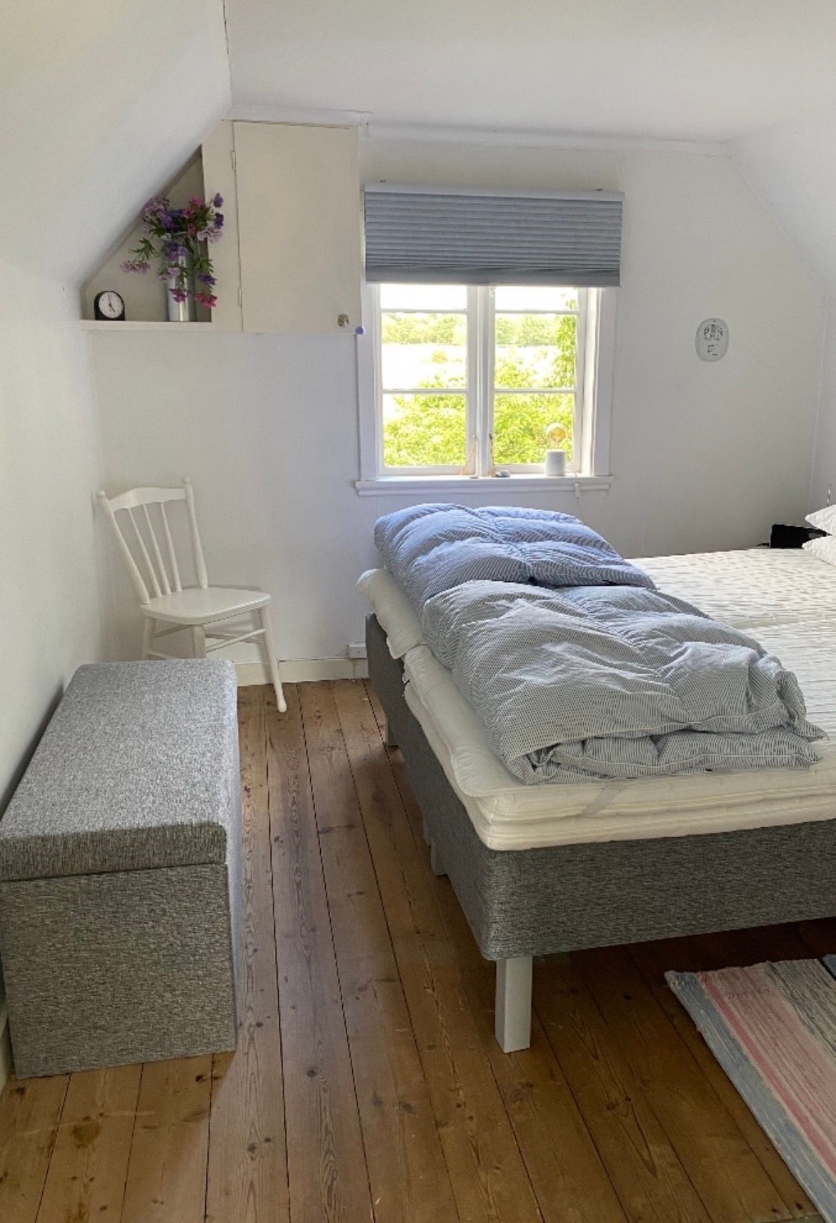 Stort hus m gästhus o badtunna i lummig trädgård – bild 6 av 18
