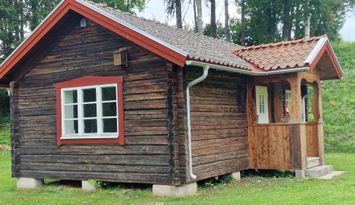 Nyrenoverad gäststuga vid siljans strand