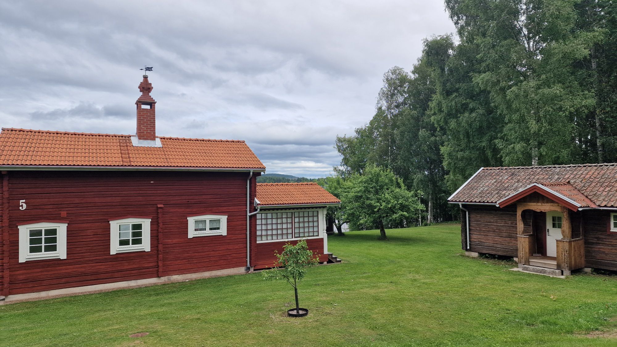 Nyrenoverad gäststuga vid siljans strand – bild 10 av 11