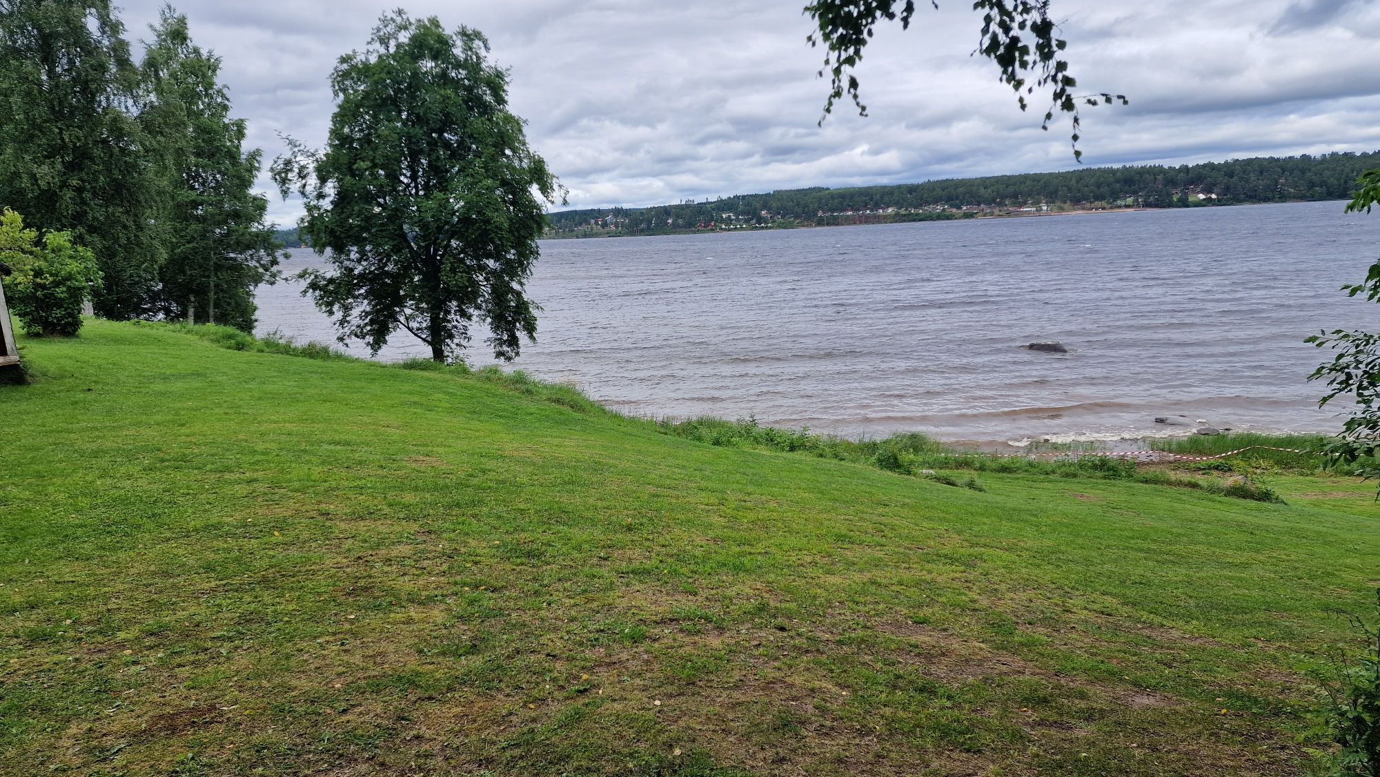 Nyrenoverad gäststuga vid siljans strand – bild 2 av 11