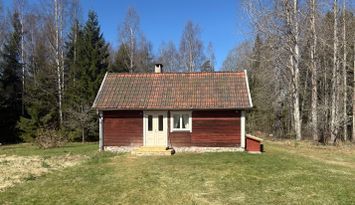 Timrad stuga nära sjö och bad