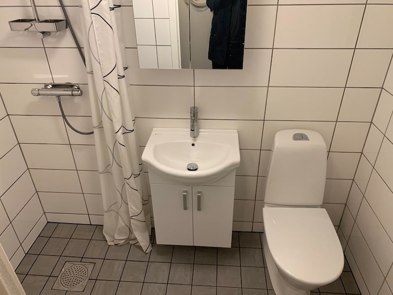 Mysig stuga med sjöutsikt, gästhus och stor altan – bild 13 av 24