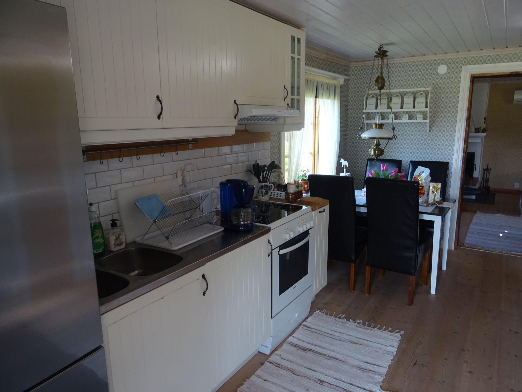 Mysig timmerstuga vid Siljans strand – bild 11 av 13