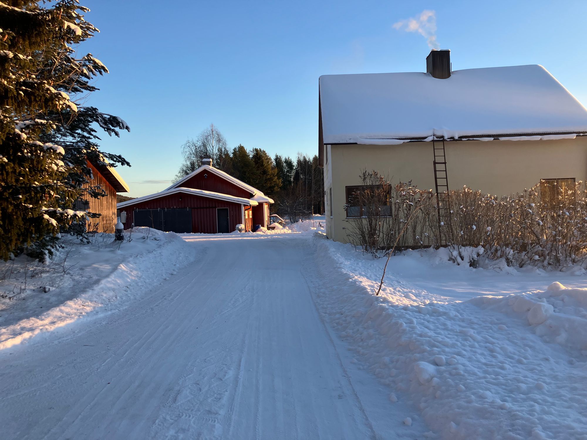 Hus vid insjö i Ässjö, Hassela – bild 2 av 24