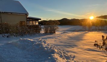 Hus vid insjö i Ässjö, Hassela