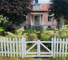 Sommarhus i mysiga Linde nära badsjö “Rosa huset”