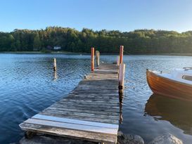 Enkel stuga, bara 20 m till havet. Sommar 2024