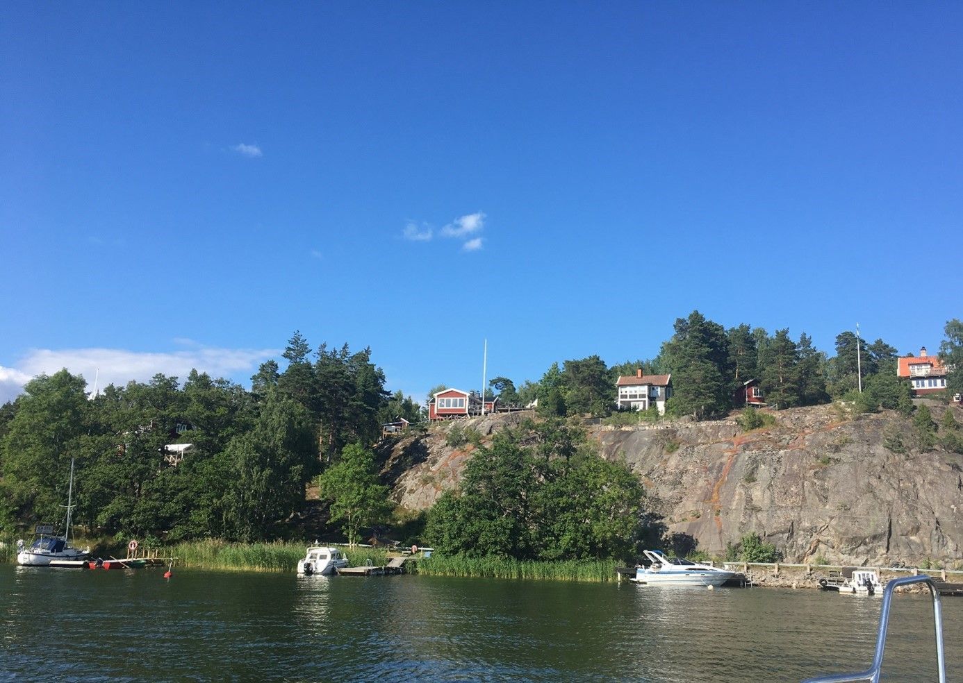 Semesterhus med sjöutsikt på charmiga Ramsö – bild 5 av 21
