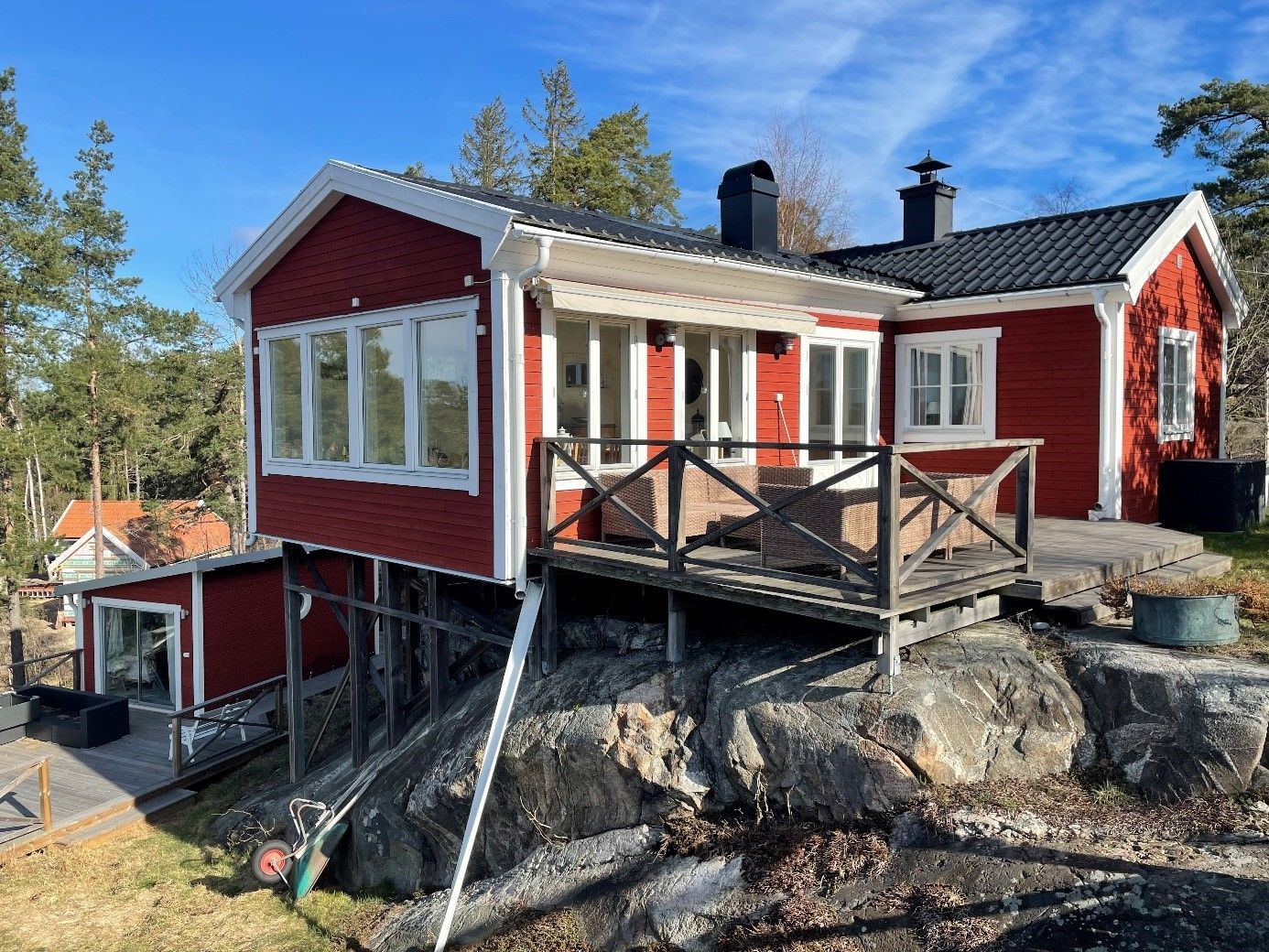 Semesterhus med sjöutsikt på charmiga Ramsö – bild 3 av 21