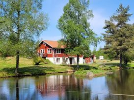 Grosses Haus auf dem Land mit Teich und Steg