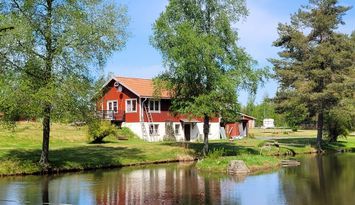 Rymligt hus på landet bredvid damm med egen brygga