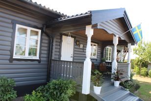 Classic and charming loghouse near the sea.