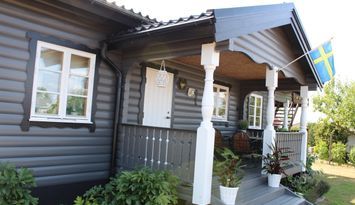 Klassiskt och charmigt timmerhus nära havet.