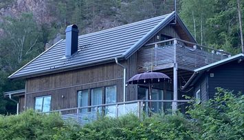 Modern stuga i Saltkällan vid badplats