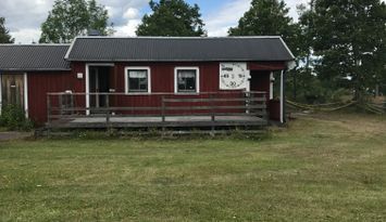 Klubbstuga vid fotbollsplan