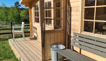 Mysig stuga i naturidyll