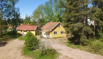 Gula Stugan, Skogsbo i centrala Leksand