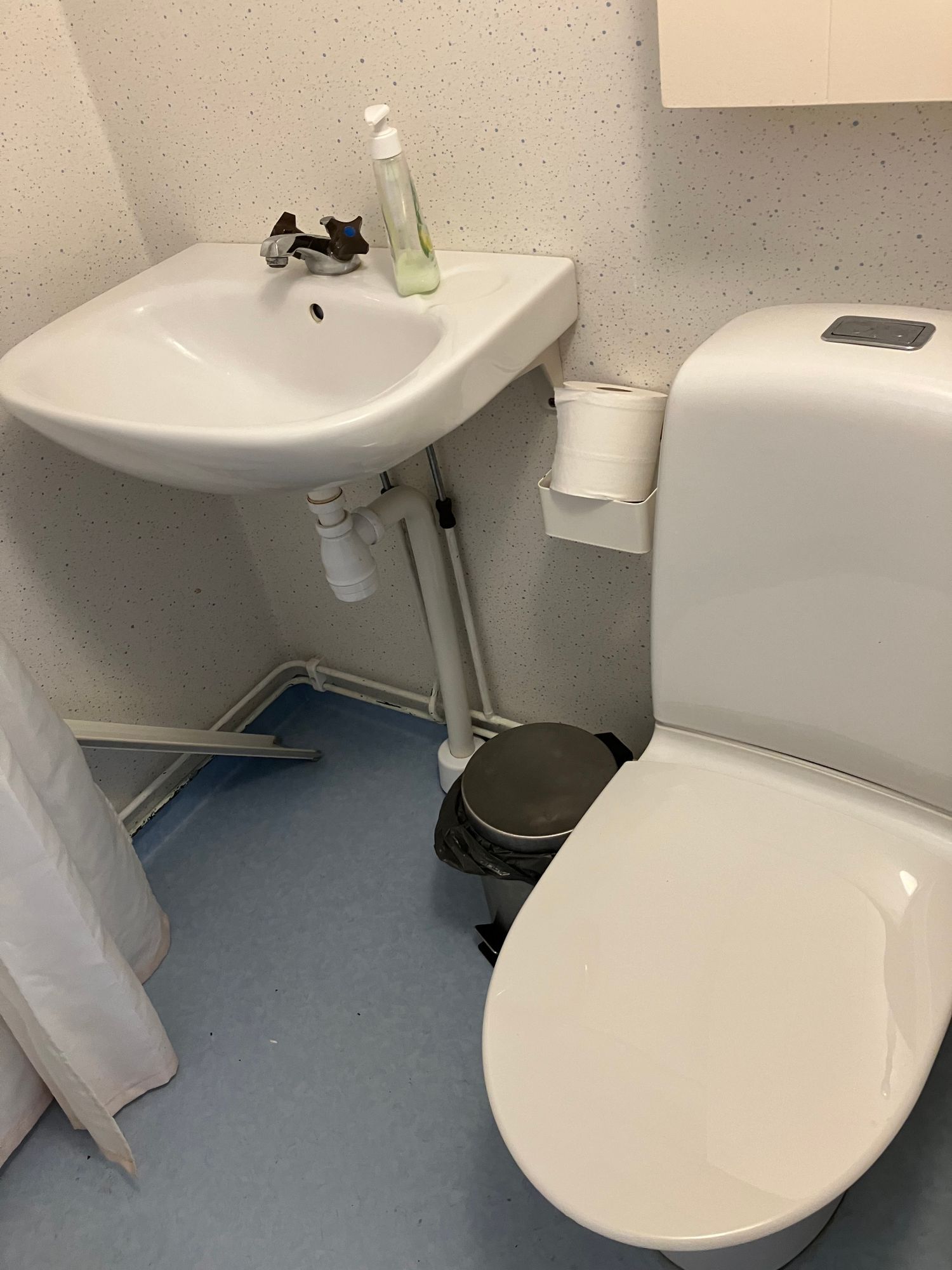 Gårdsstuga med vidunderlig utsikt i Jordhamn – bild 7 av 10