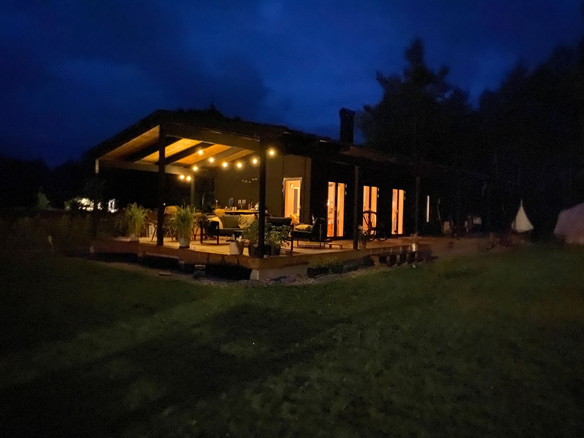Mysig stuga lugnt läge – bild 3 av 8