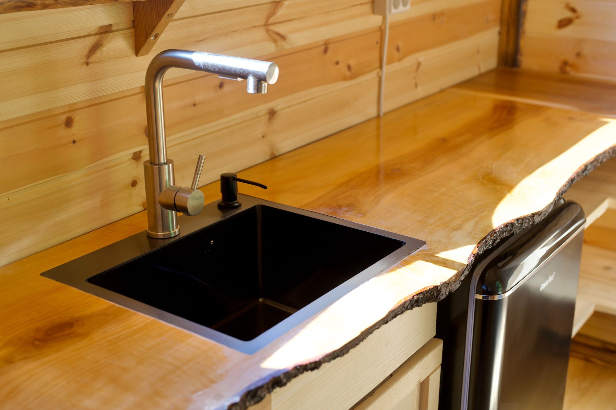 Vackert tiny house i naturområde – bild 3 av 5