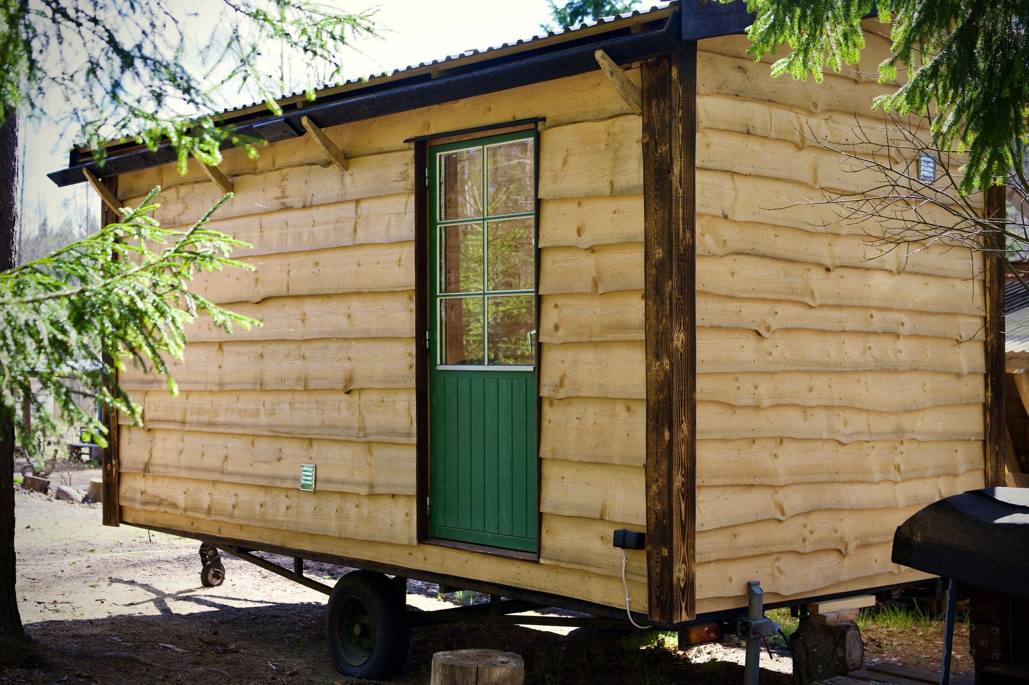 Vackert tiny house i naturområde – bild 2 av 5