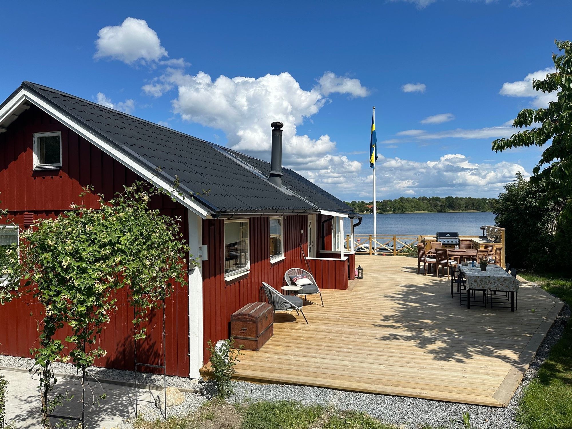 Nyrenoverat sommarhus med fantastisk sjötomt – bild 5 av 24