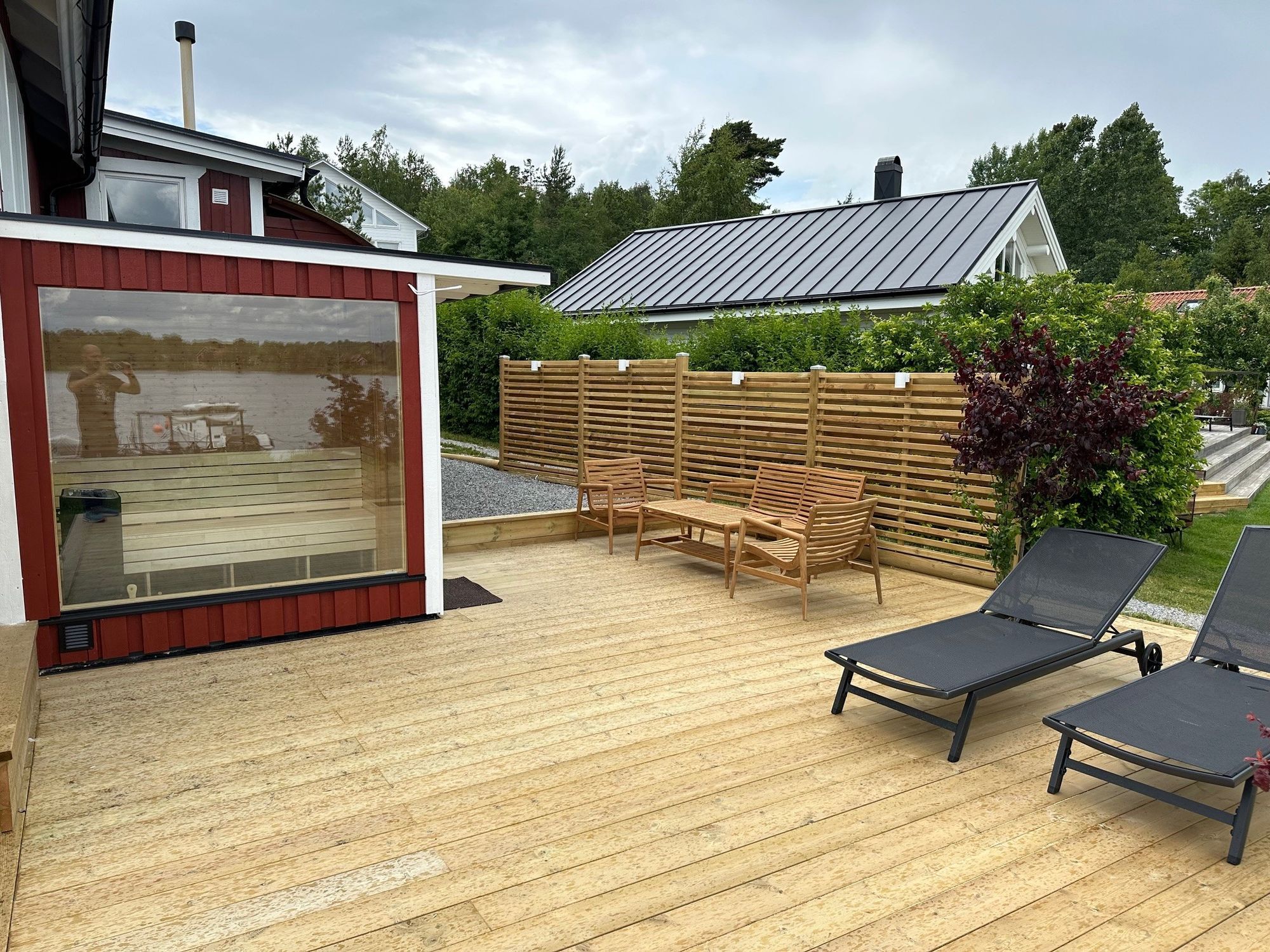 Nyrenoverat sommarhus med fantastisk sjötomt – bild 15 av 24