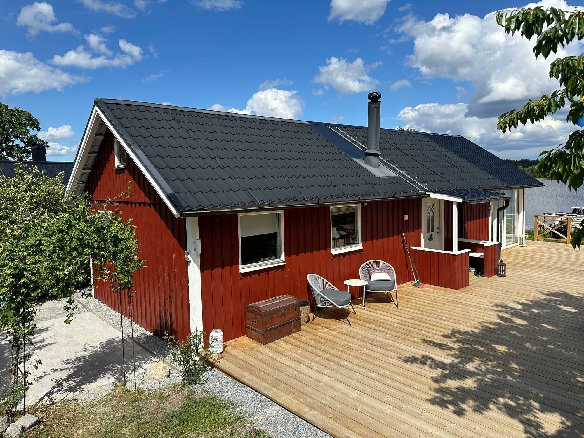 Nyrenoverat sommarhus med fantastisk sjötomt – bild 11 av 24