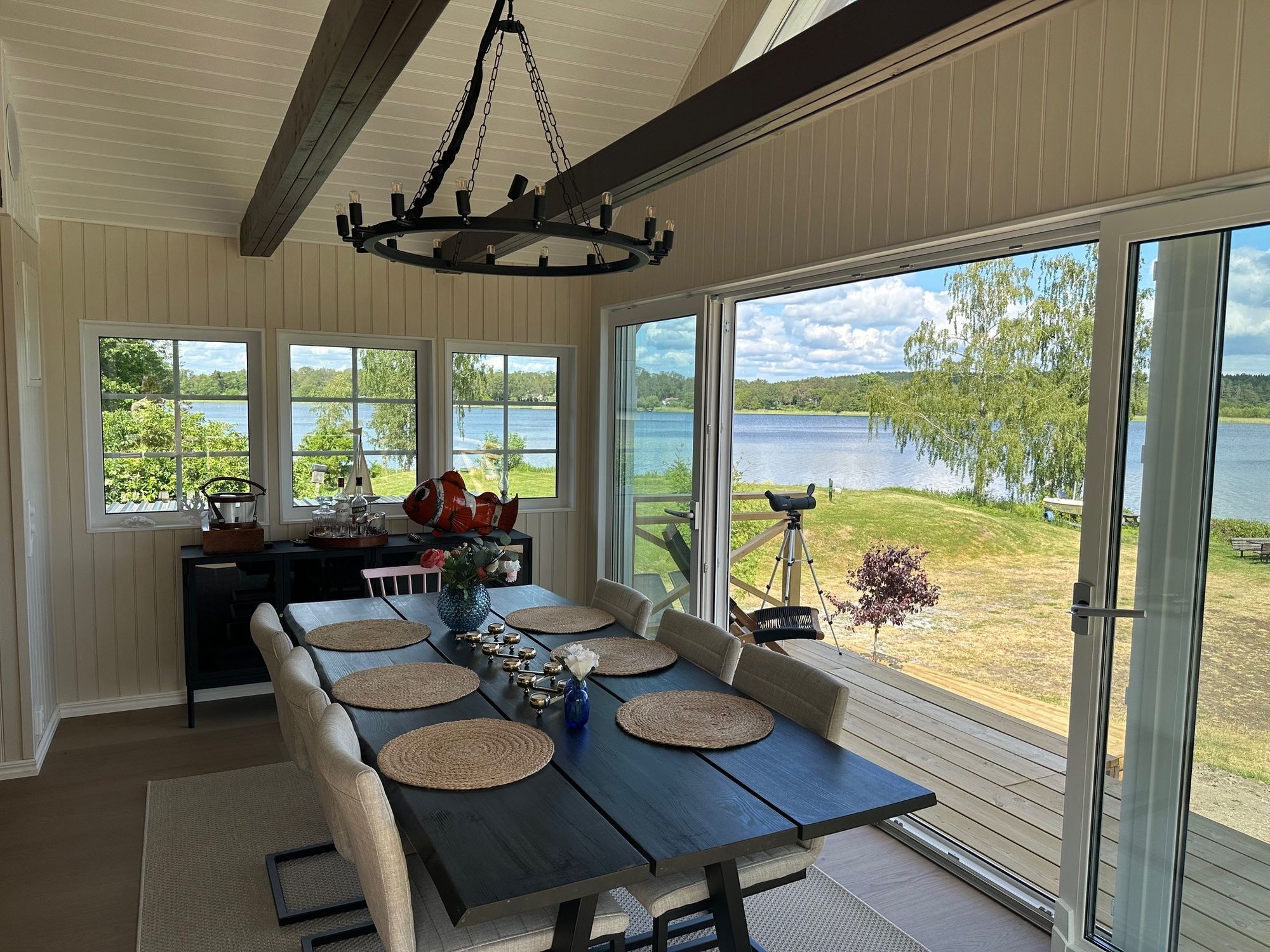 Nyrenoverat sommarhus med fantastisk sjötomt – bild 12 av 24
