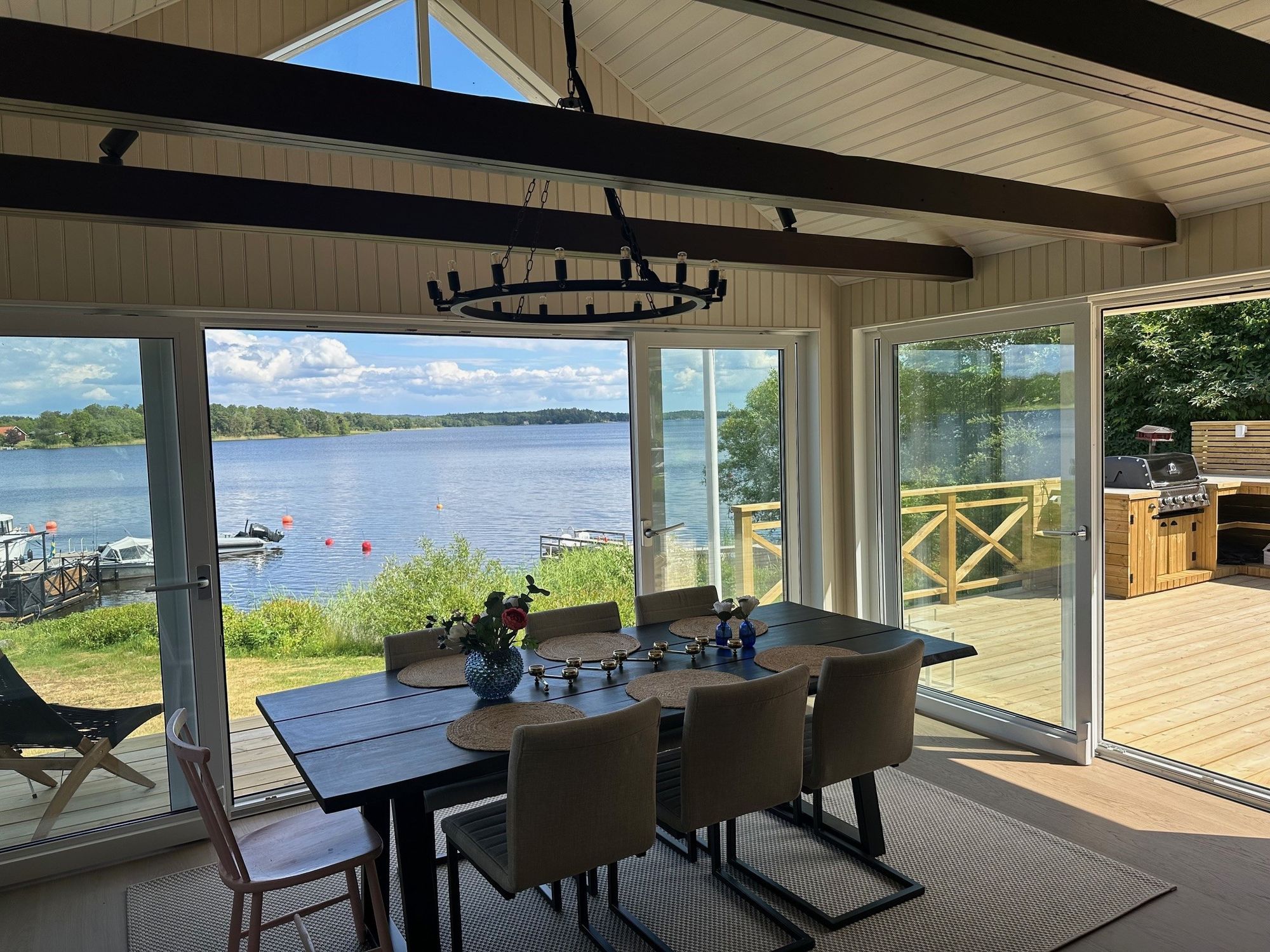 Nyrenoverat sommarhus med fantastisk sjötomt – bild 2 av 24