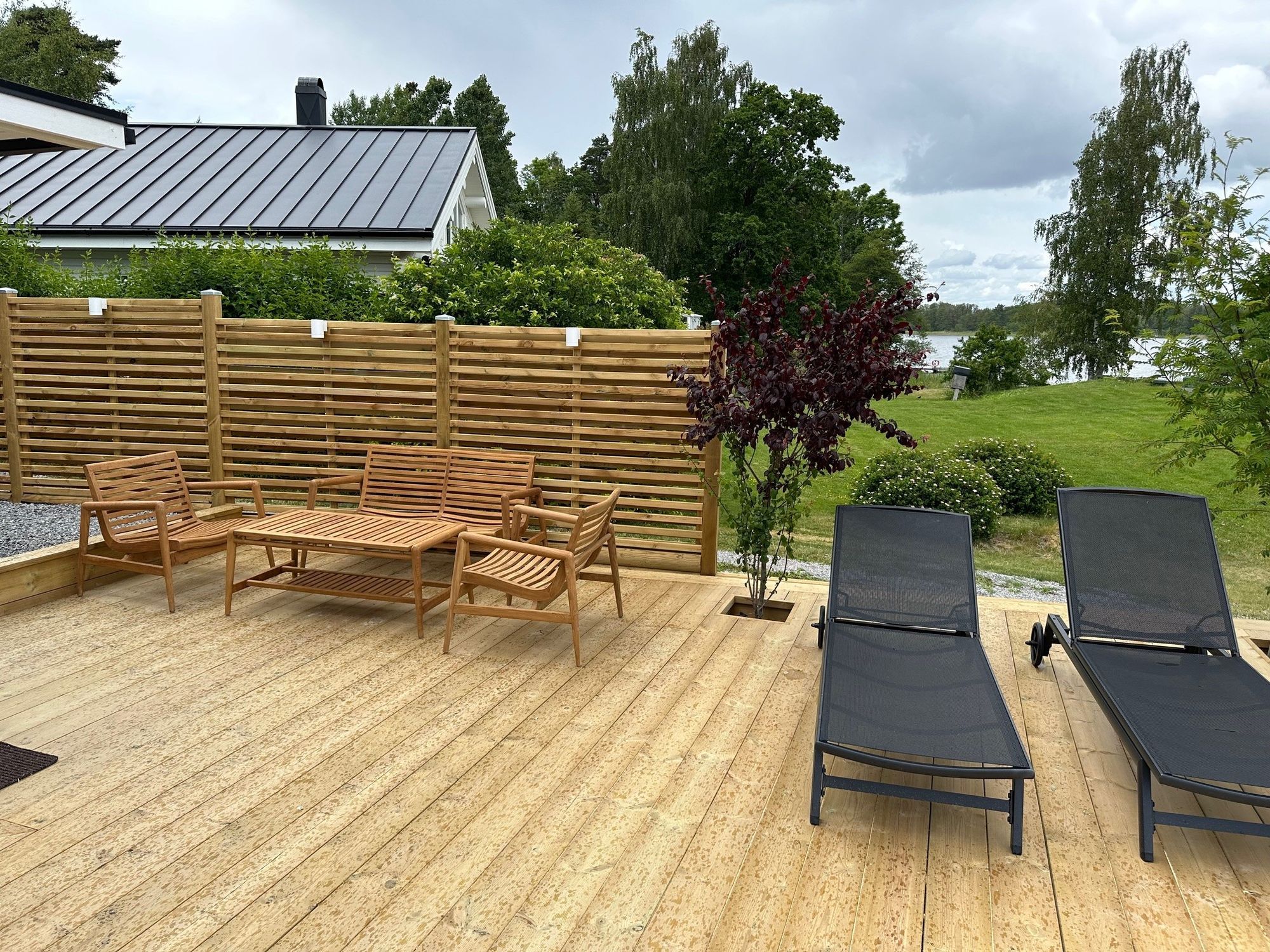 Nyrenoverat sommarhus med fantastisk sjötomt – bild 13 av 24