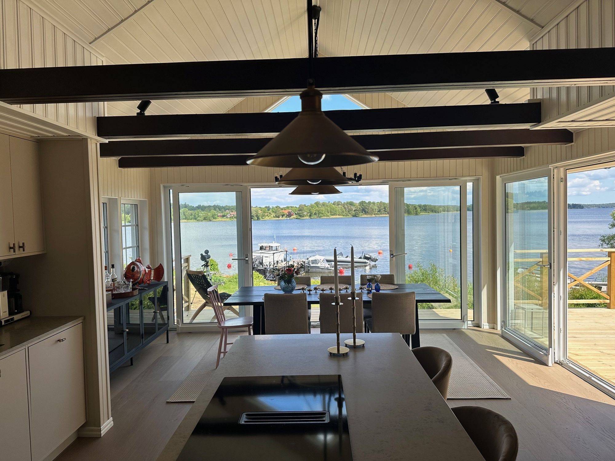 Nyrenoverat sommarhus med fantastisk sjötomt – bild 6 av 24