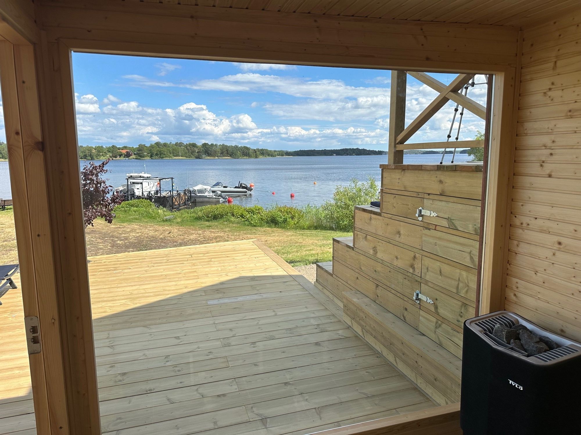 Nyrenoverat sommarhus med fantastisk sjötomt – bild 18 av 24