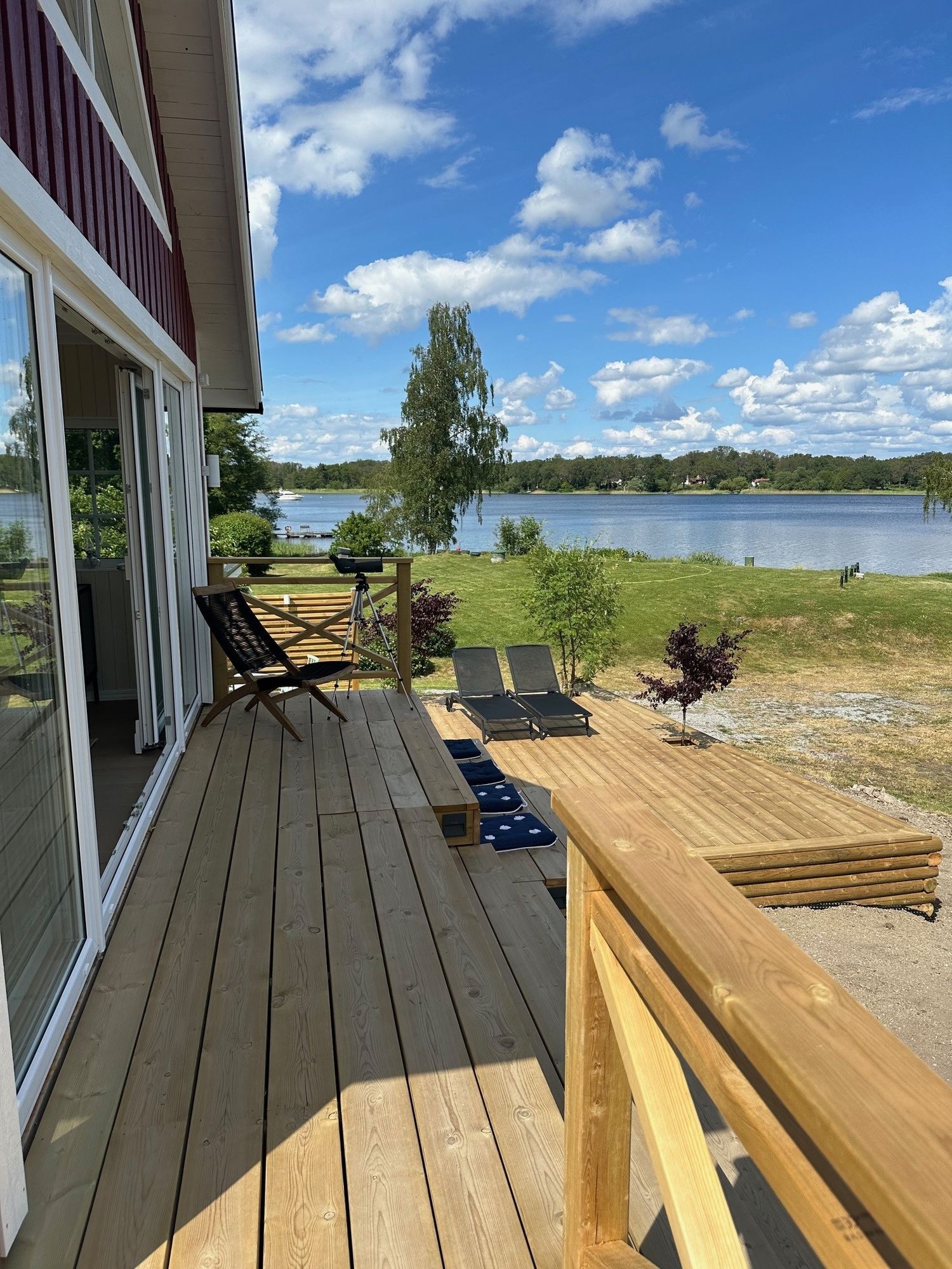 Nyrenoverat sommarhus med fantastisk sjötomt – bild 19 av 24