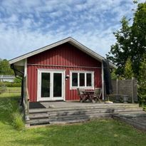Modern stuga för två, i lugn miljö.