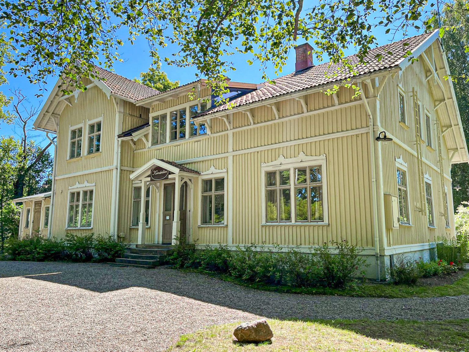 Rum 25 – mysigt stugrum direkt vid vattnet – bild 8 av 15