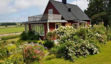 Charmigt hus med plats för två familjer