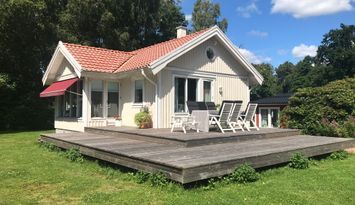 Fräsch stuga med havsnära läge!