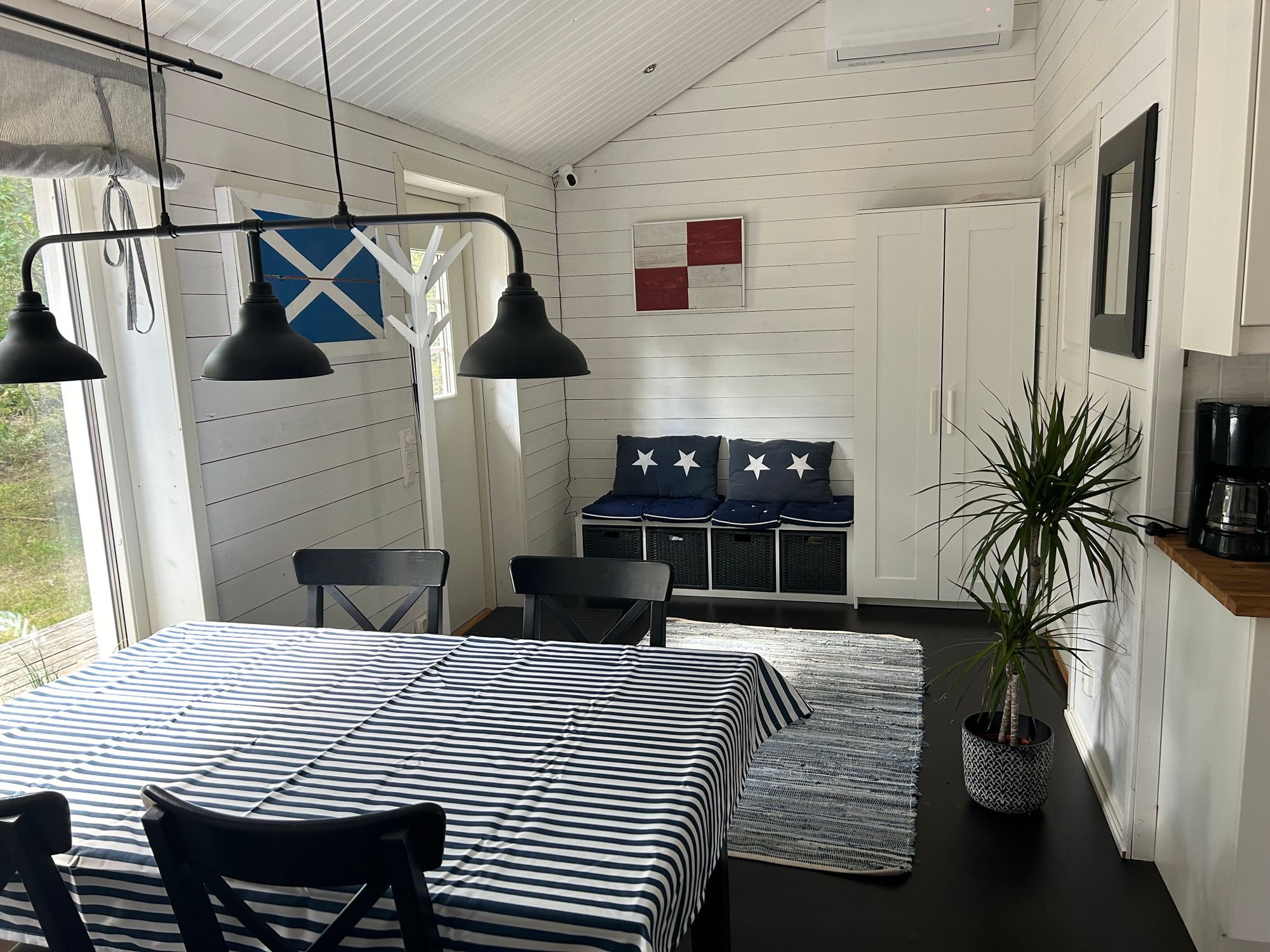 Mysig stuga med havsglimt (båt finns) – bild 3 av 13