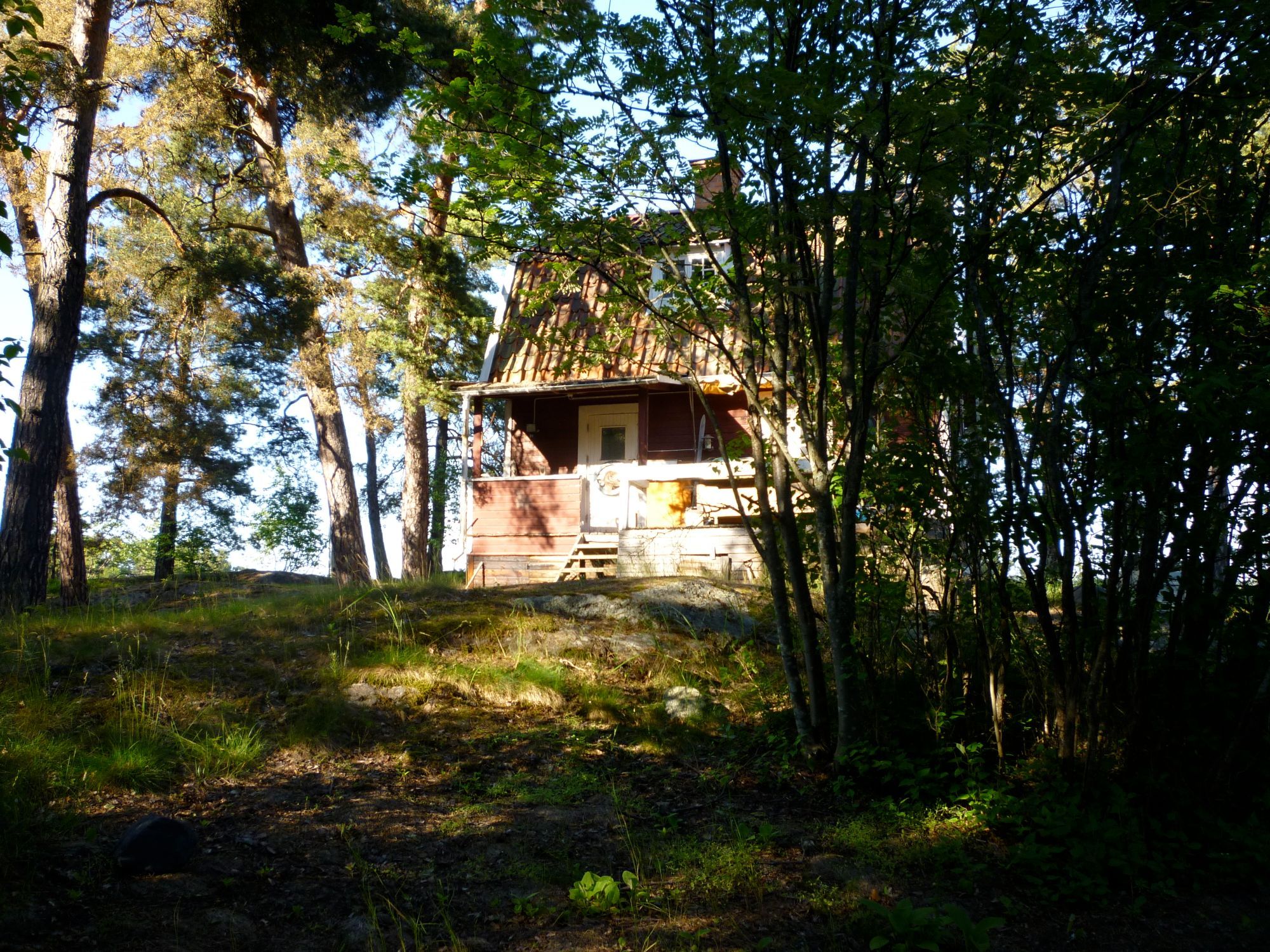 Hus vid havet nära stan