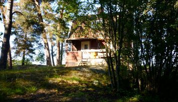 Hus vid havet nära stan