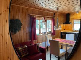 Hütte in den schwedischen Bergen – ruhiges Waldgru