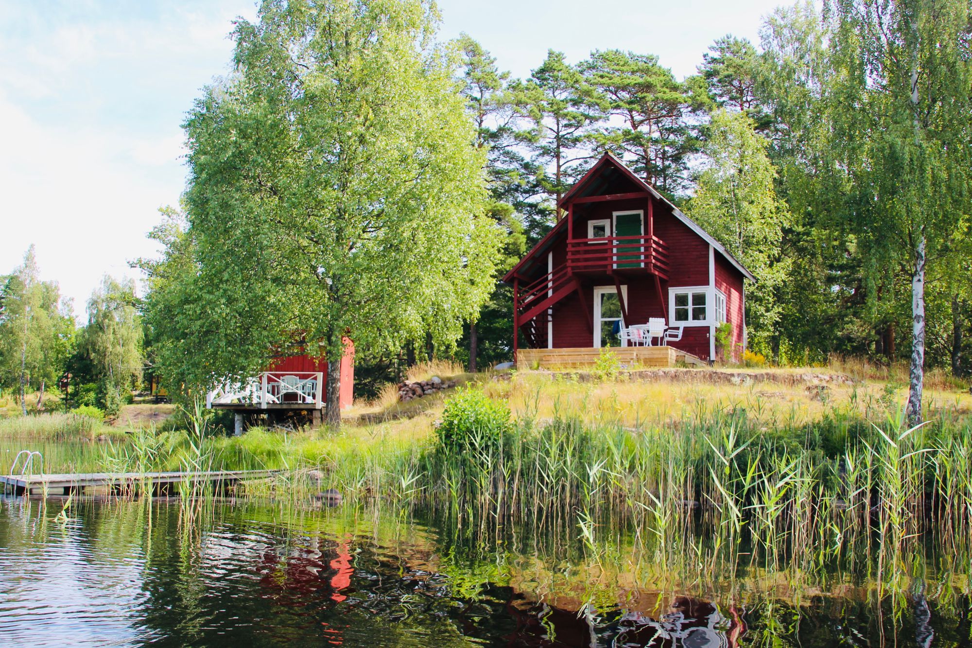 Bo i idyllisk stuga precis intill sjön